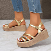 Sandalen mit offener Spitze und Blumenmuster und gestricktem Gürtel sowie Keilabsatz und böhmischer Schnalle